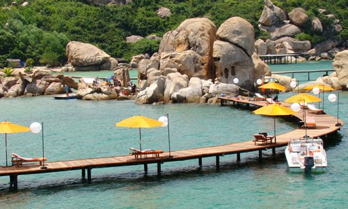 Bãi biển - Resort Yến Bay (Ngoc Suong Resort)